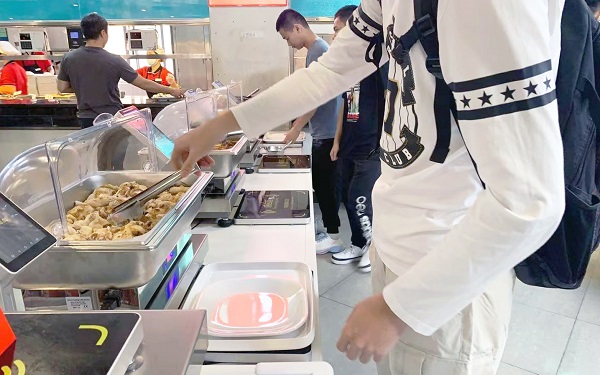 自助選餐，稱重計費